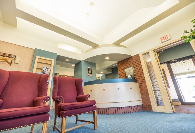 Red armchairs in reception area of Parkway Endodontics of Lorain